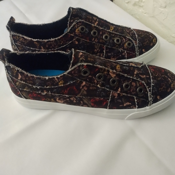 Women's Floral Lace-Up Sneakers - Picture 2 of 5